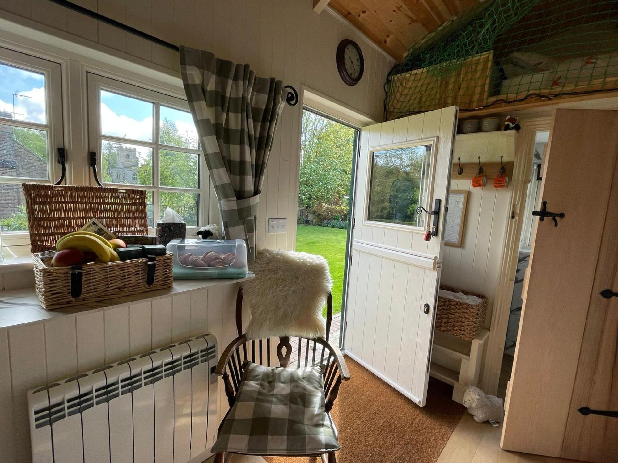 Beautiful Shepherd'S Hut - Lois Weedon Weston  Ngoại thất bức ảnh
